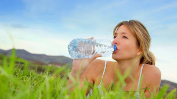 ¿Qué beneficios trae el tomar dos litros de agua al día?