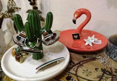 Anilleros cactus y flamenco, con bandejita para bisutería