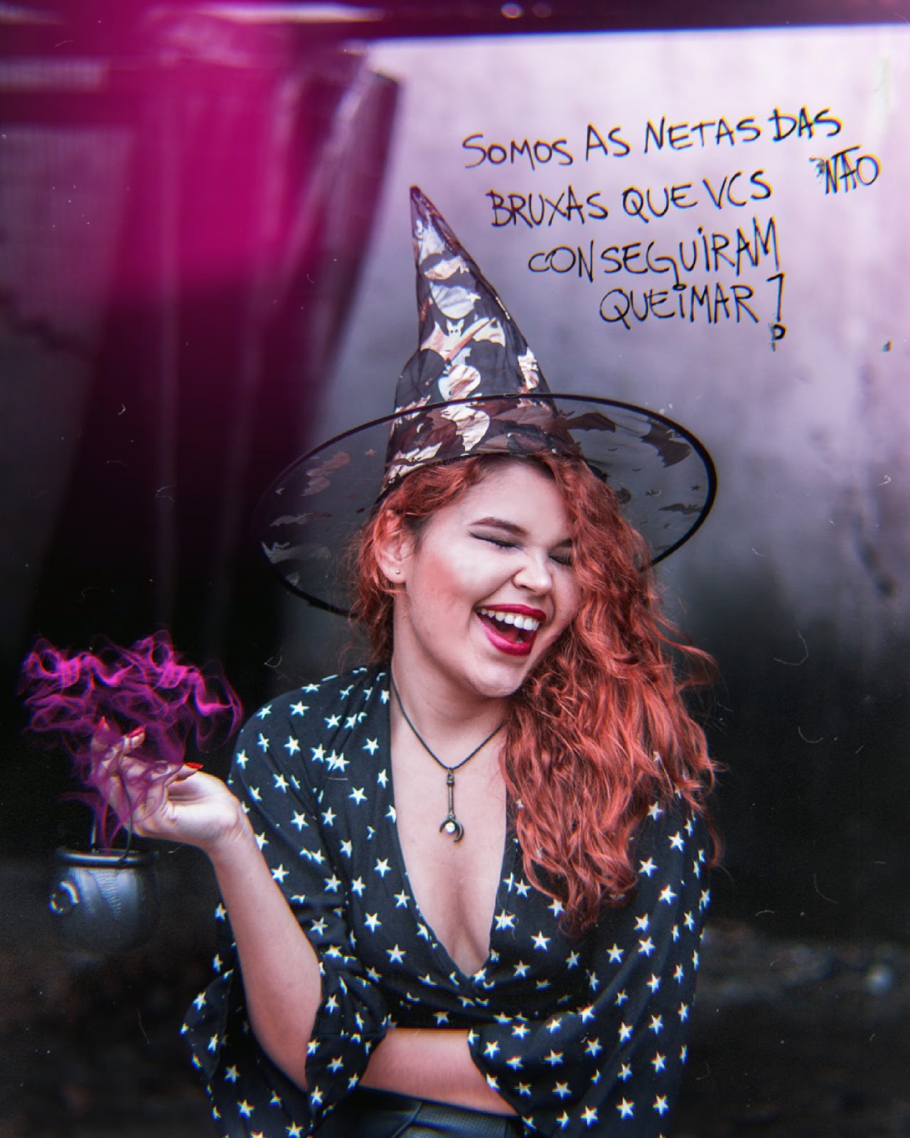 dia das bruxas, halloween, de onde surgiu o termo bruxa, fantasia de ultima hora, fantasia de bruxa usando o que tem em casa, blusa de estrelas, chapéu de morcegos, caldeirão com poção mágica, ruiva e gato preto dia das bruxas, halloween, de onde surgiu o termo bruxa, fantasia de ultima hora, fantasia de bruxa usando o que tem em casa, blusa de estrelas, chapéu de morcegos, caldeirão com poção mágica, ruiva e gato preto