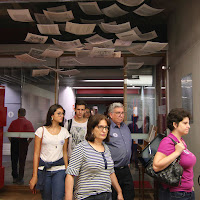 Logo após a palestra, os calouros e seus pais entram na biblioteca do InCor. (Foto: Sergio Cruz / SBDCD-InCor)