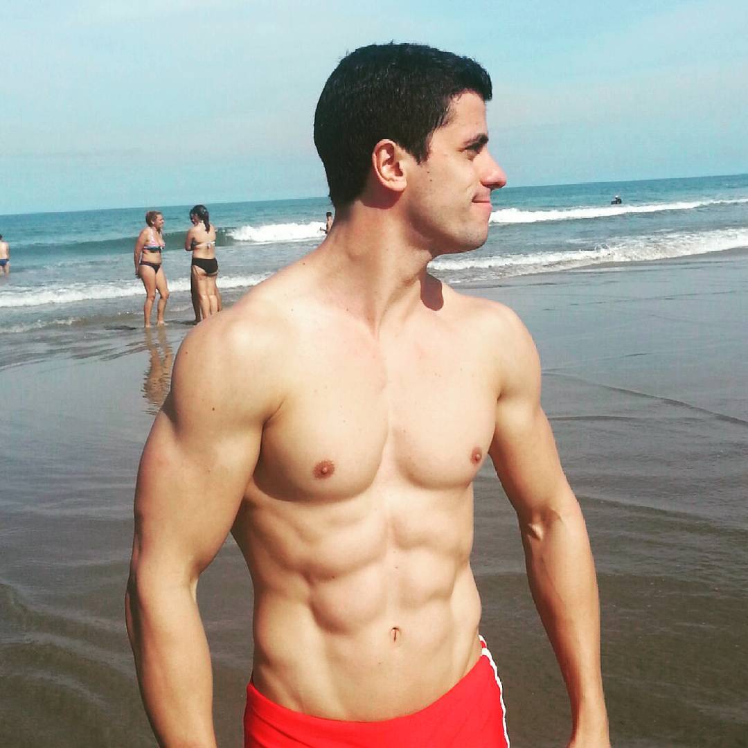 Personal trainer Daniel Ribeiro mostra barriga tanquinho em praia. Foto: Arquivo pessoal