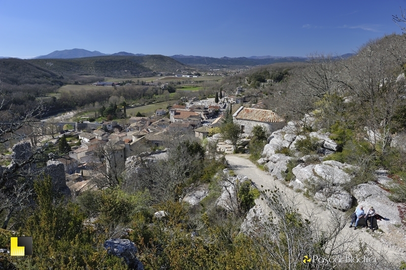 le village de vogué depuis la chapelle sainte cerice photo Pascal Blachier