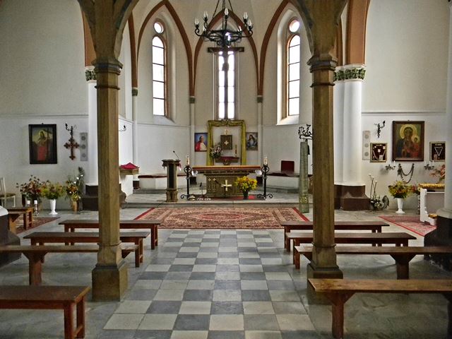 wnętrze kościoła w Sidzinie ławki, ołtarz, obrazy, kolumny