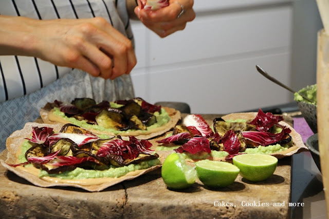 Avocado-Pizza mit Cashewsauce und Auberginen