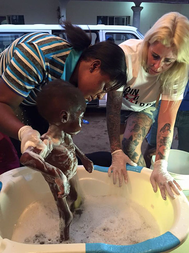 Thanks to Anja, he began to receive medical attention - Heartbreaking Moment When A 2-Year-Old Left To Die Is Given Water In Nigeria Thanks to Anja, he began to receive medical attention - Heartbreaking Moment When A 2-Year-Old Left To Die Is Given Water In Nigeria