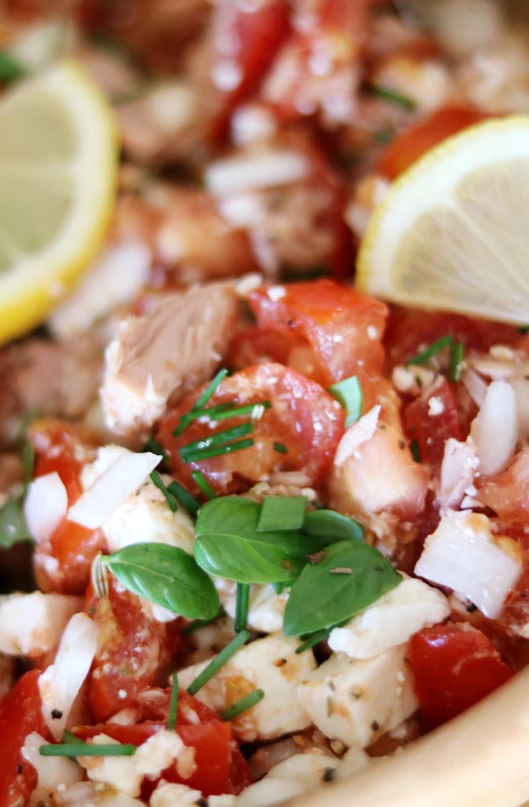 Rezept: sommerlicher Salat mit Thunfisch, Tomaten und frischen Kräutern ...