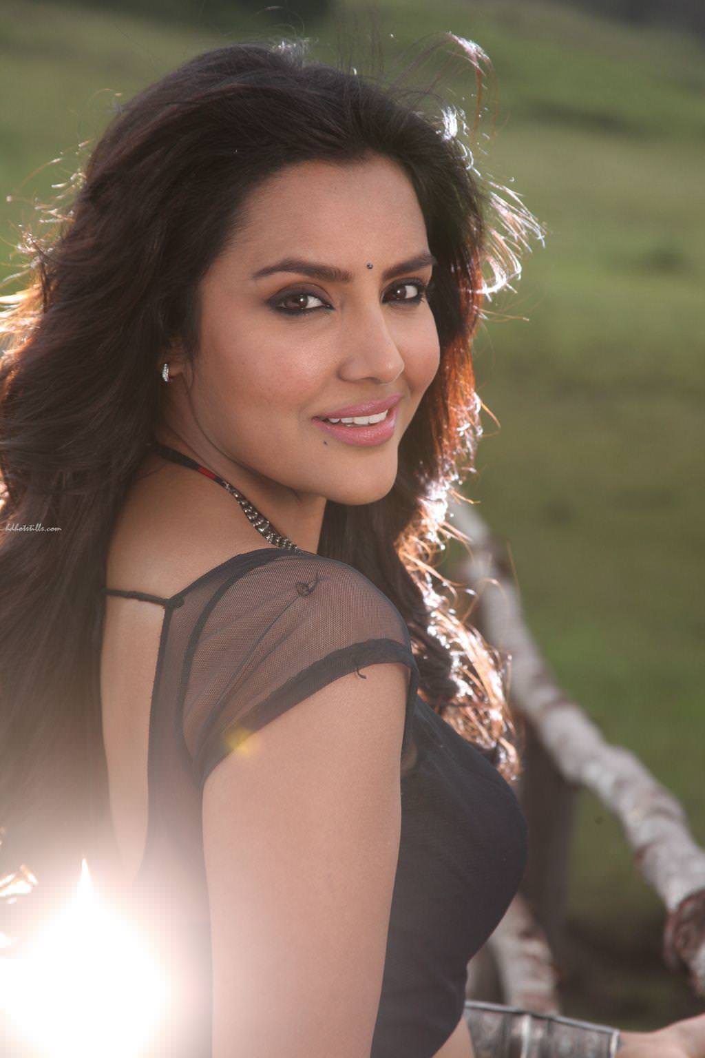 Priya Anand Hot In Oru Oorula Rendu Raja Indian Actress Wallpapers Photos And Movie Stills