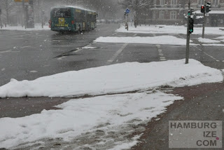 Fake-Winterdienst: "Geräumter Radweg" Johannes-Brahms-Platz