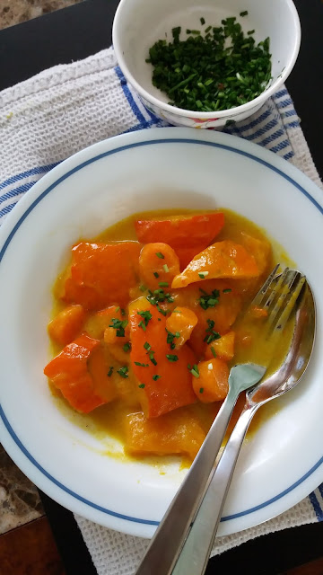 Savoureuse soupe de potimarron et carottes au lait de coco;un savoureux potage de potimarron et carottes,bien crémeux,doux,réconfortant et aussi bien orangé!
