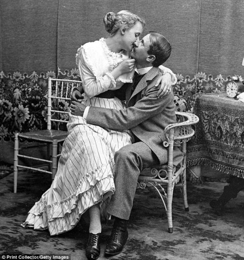 22 Cool Pics That Capture Sweet Kisses of Edwardian Couples Vintage