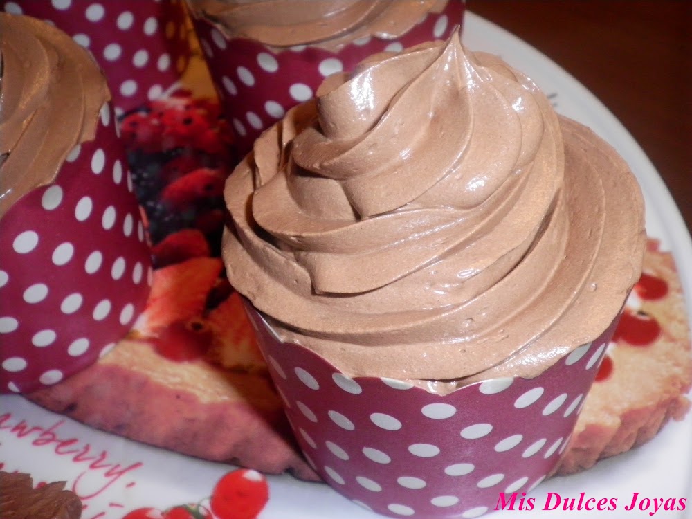 Cupcakes de chocolate con crema de chocolate (Chocolate italian meringue buttercream II)