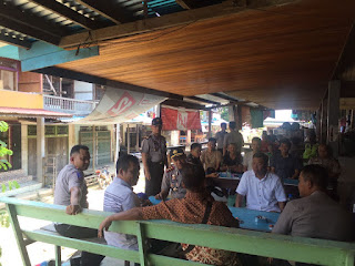 Kapolres Melawi AKBP AHMAD FADHLIN, S.IK., M.Si mengunjungi Masyarakat di Pasar Menukung sambil minum Kopi