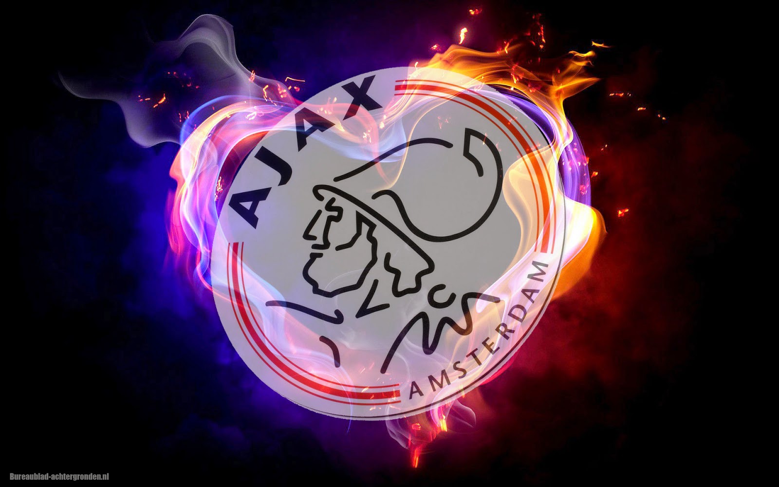Ajax logo met vuur en vlammen in de vorm van een liefdes hartje