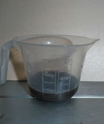 パイプ内部に溜まっていたソイルの微粒子(濁り)を取り出す(横)