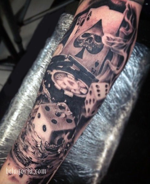 Tatuaje de dados realistas en el brazo con baraja de cartas