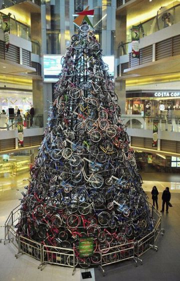 Рекламная ёлка из десятков велосипедов