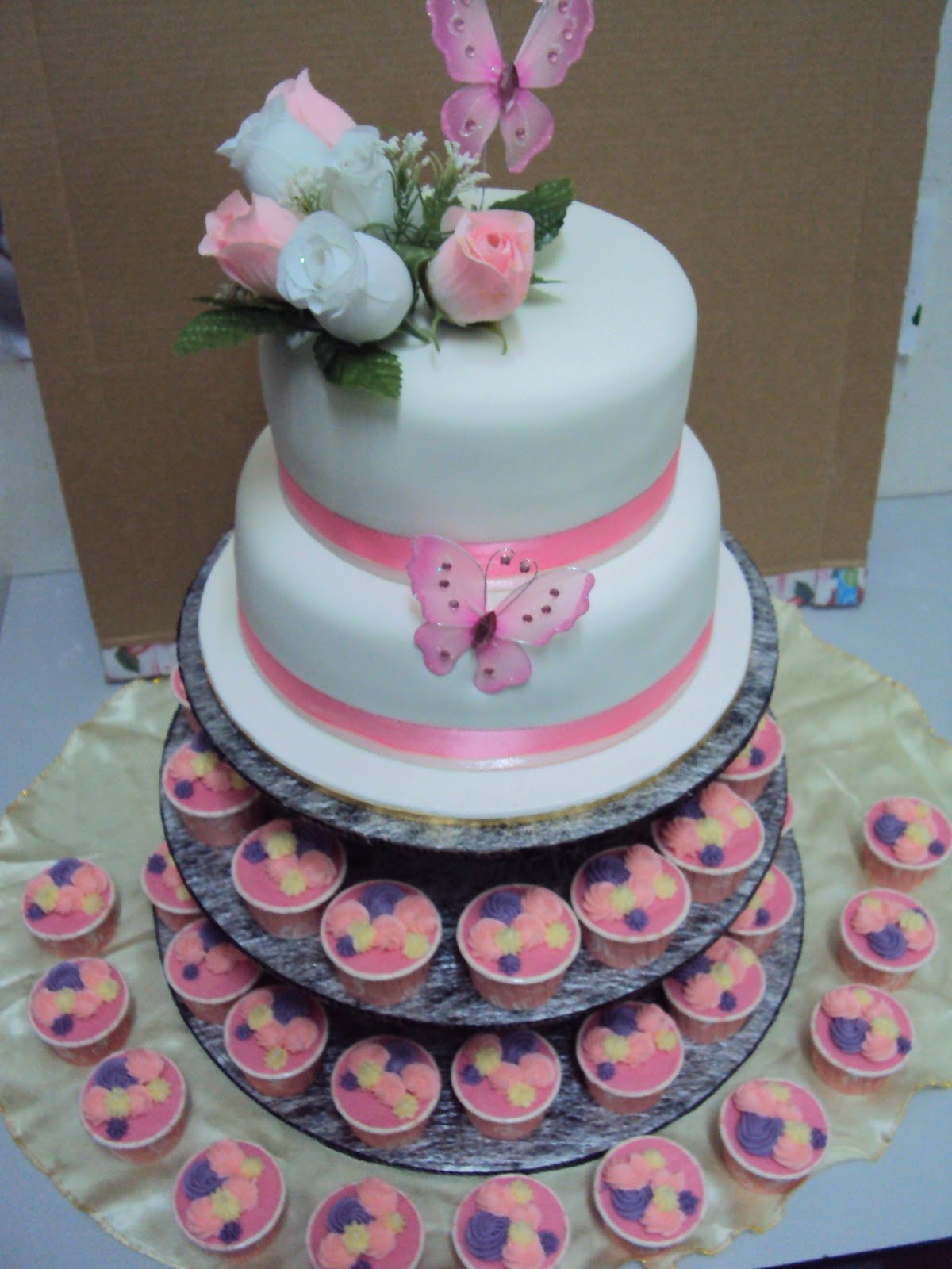  Cakes amp; Cupcakes Ipoh Contact : 0125991233 : 2 Tier Fondant Wedding