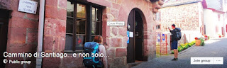 Copertina del gruppo Facebook “Cammino di Santiago… e non solo”, con due pellegrini davanti a un edificio in pietra rossa lungo il percorso del Cammino.