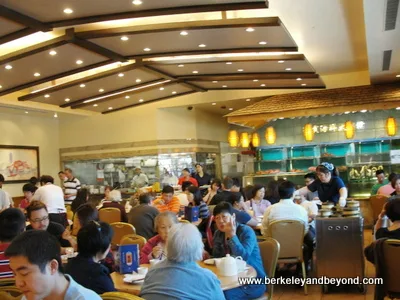 dining room at Saigon Seafood Harbor Restaurant in Richmond, California