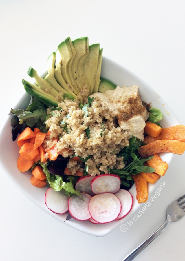 Ensalada de quinoa, calabaza, boniato, zanahoria, rábanos y hummus