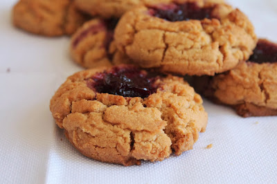 Galletas de mantequilla de cacahuete y mermelada de cerezas