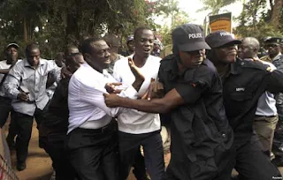 Mpinzani Mkuu wa Uganda Kizza Besigye Akamatwa na Polisi