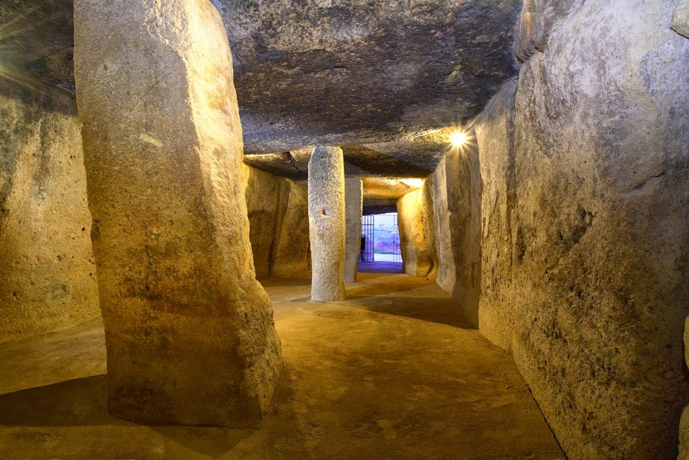 Interior del dólmen de Menga (Antequera)
