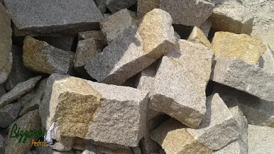 Pedra para escada de pedra do tipo rachão com canto manual de pedra de granito em vários tamanhos. Um tipo de pedra rústica muito fácil de fazer escada de pedra sendo em tamanhos variados e cores variadas.