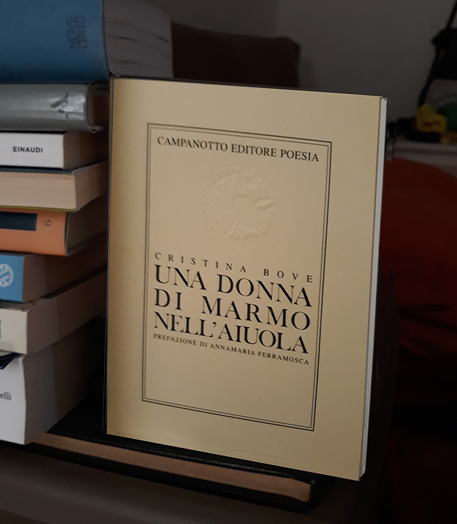 Una donna di marmo nell'aiuola