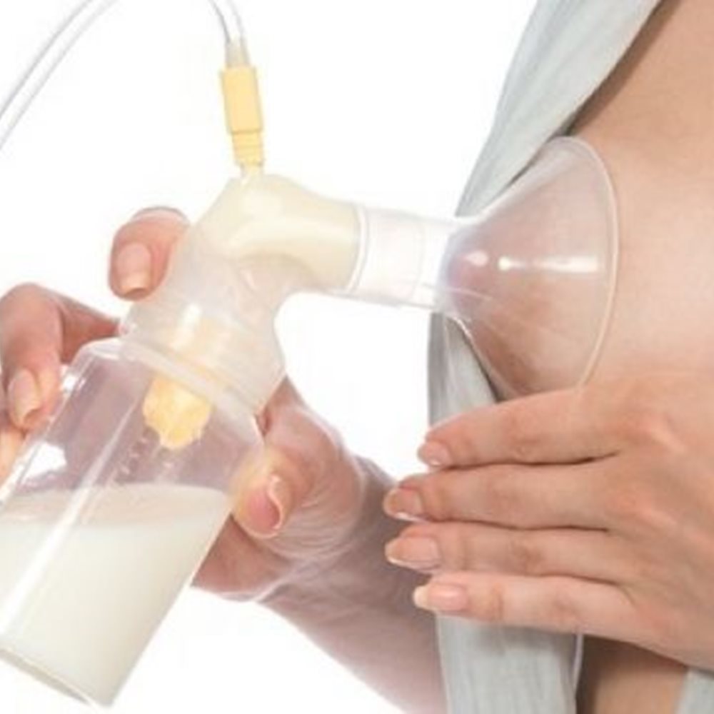Нужно ли сцеживать грудное. Сцеживание грудного молока молокоотсосом. Молокоотсос для сцеживания молока грудного. Сцеживание грудного молока молокоотсосом ручным. Аппарат для сцеживания.