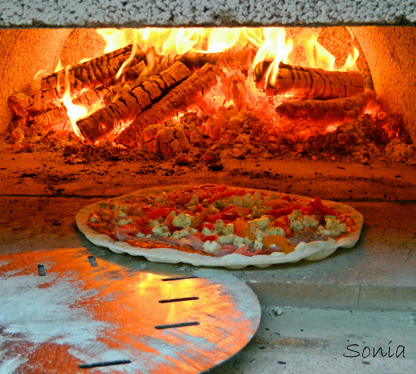 In cucina con Sonia E pizza sia....cotta in forno a legna!