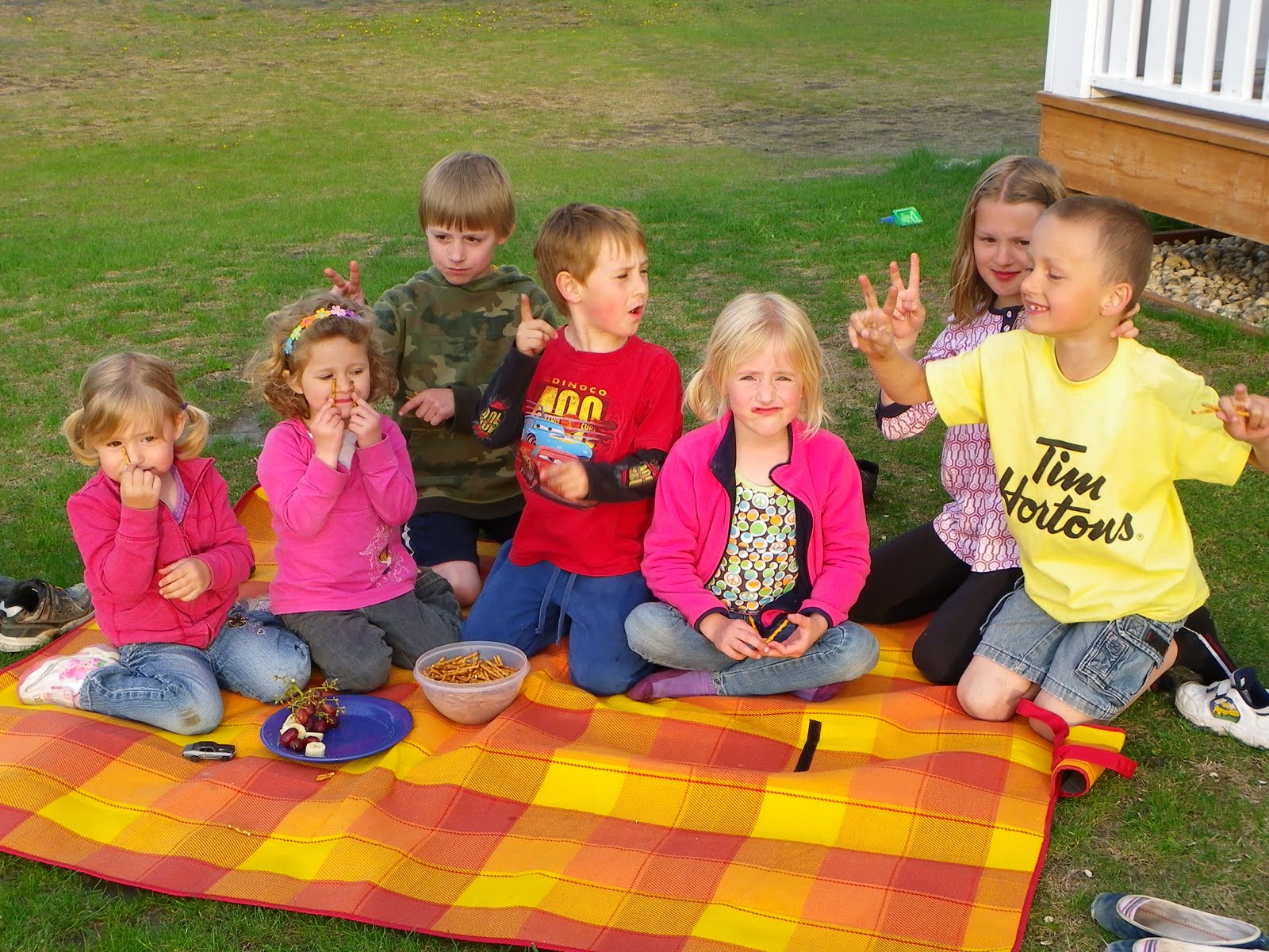 Wir und unsere drei Kids Picknick mit den Nachbarskindern