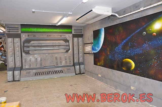 Decoración interior de paredes simulando una nave espacial
