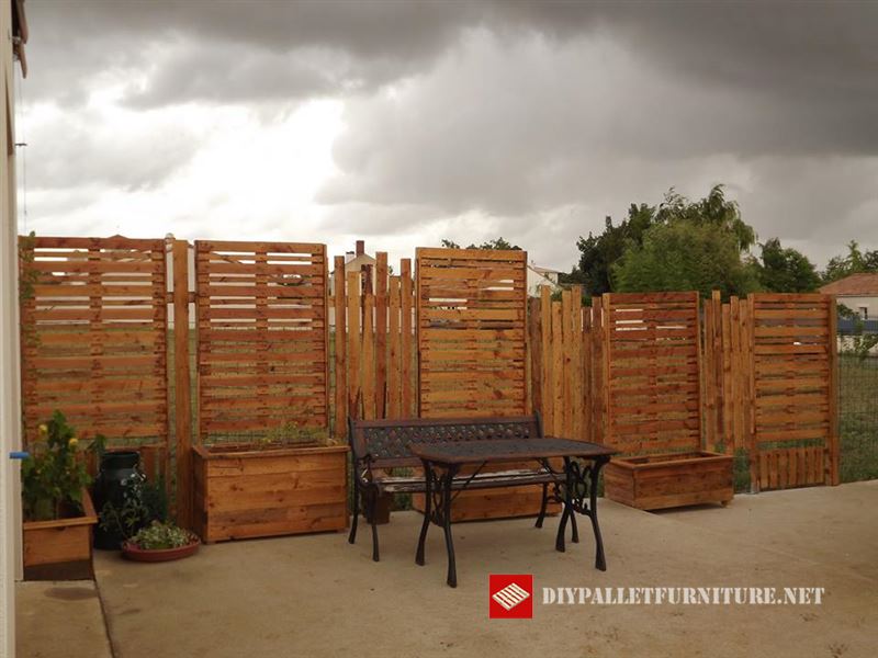 Mueblesdepalets.net: Separador de jardín con palets