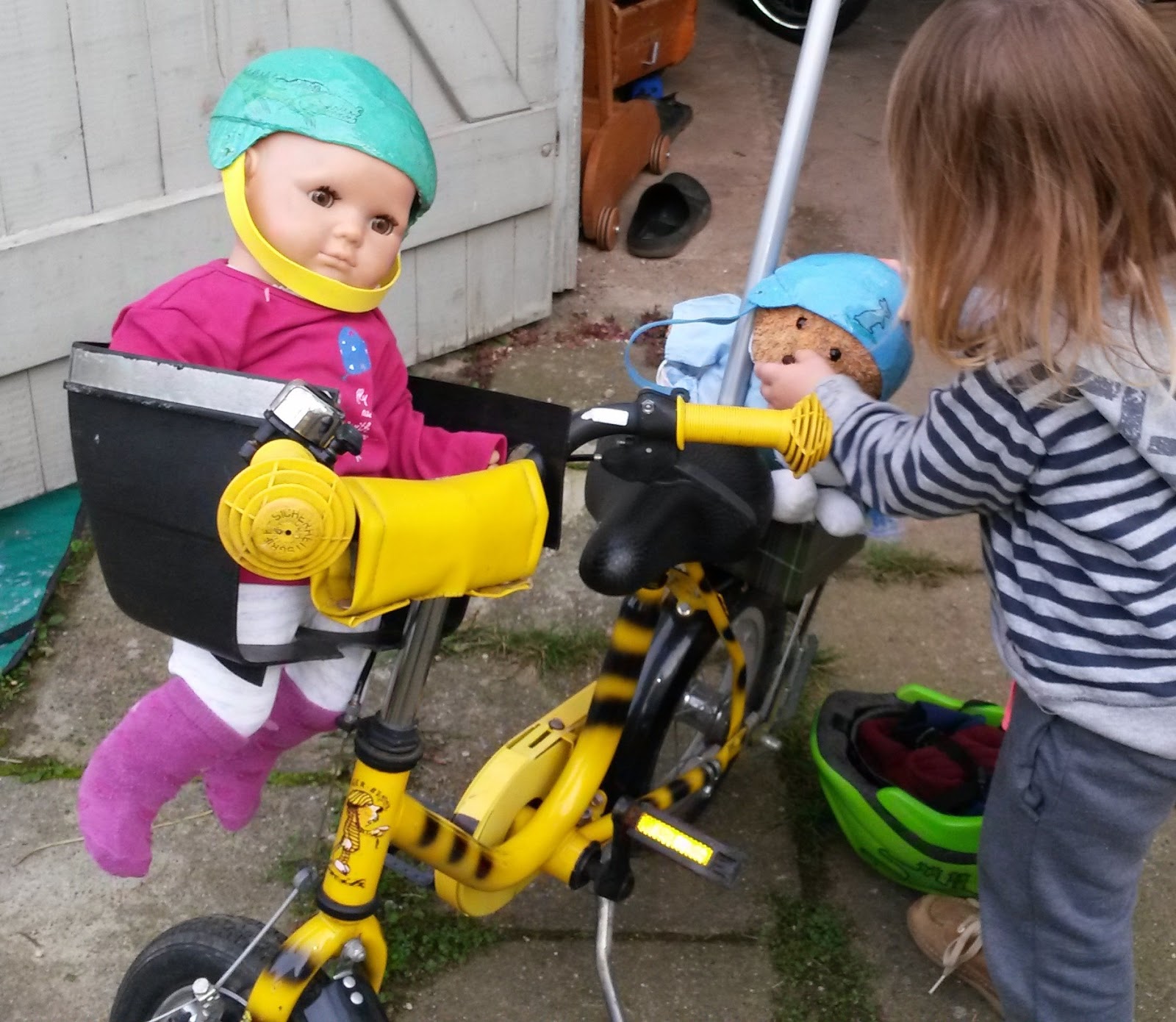 Zange und Hammer Puppen Kindersitz fürs Fahrrad aus altem