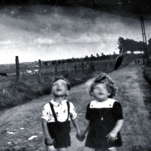 foto antigua de dos niños mirando al cielo