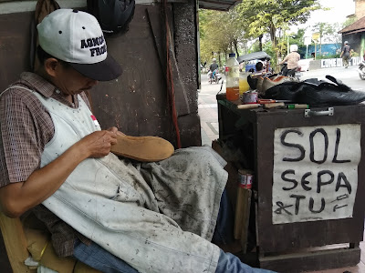 Tukang Sol Sepatu di Kebumen Tukang Sol Sepatu di Kebumen