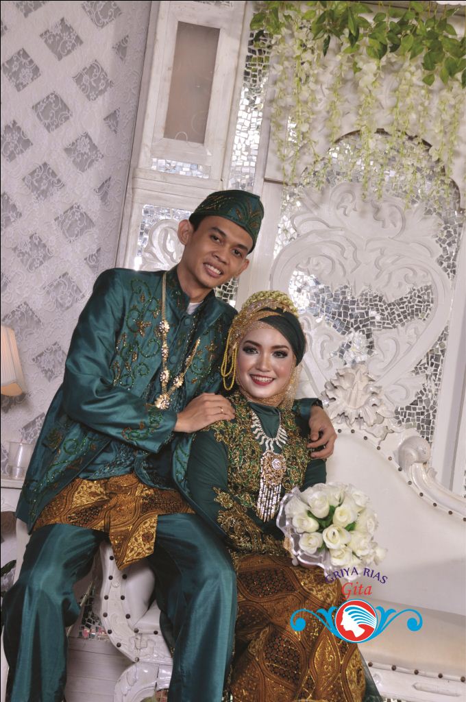 KONTRASNYA BUSANA PENGANTIN WARNA HIJAU BOTOL GITA SALON