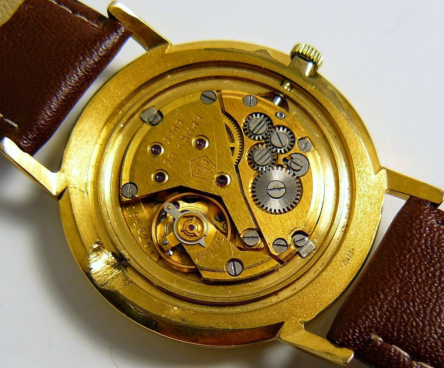 Рейтинг смарт часов 2022. Девчачьи часы. Часы апрель. Пластмассовые часы настенные. Настенные часы с пейзажем.