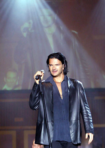 Ricardo Arjona Foto de Ricardo Arjona con casaca de cuero