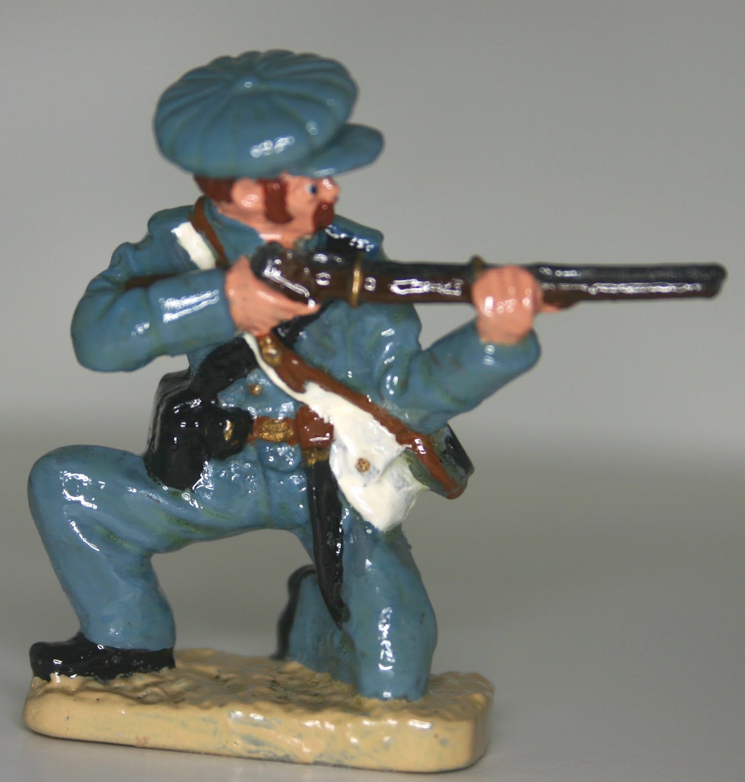 My toy soldier s got dark hair. Солдатики игрушки Аламо. Защитники форта Аламо солдатики. Румынский солдатик игрушка. Солдатики Помни Аламо.