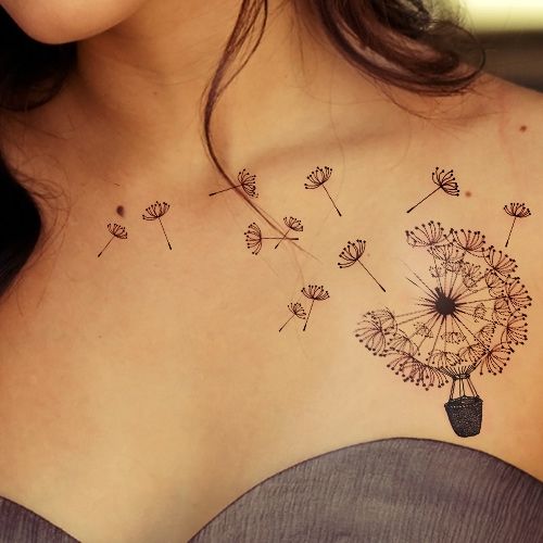 Chica atractiva lleva tatuaje espectacular