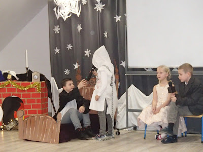 Opowieść wigilijna, spotkanie świąteczne w szkole