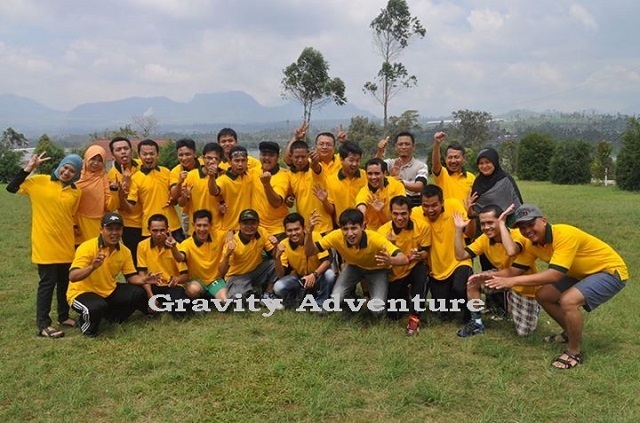 Direksi dan Staff Bank Syariah Mandiri KCP Kadipaten bersenang-senang bersama Gravity Adventure