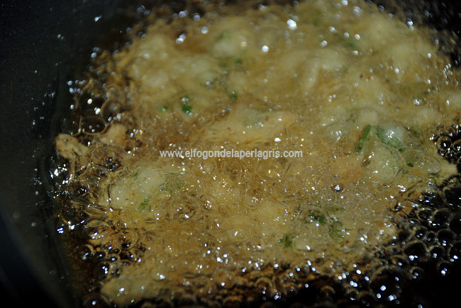 Freír las tortillitas de bacalao en abundante aceite caliente Freír las tortillitas de bacalao en abundante aceite caliente