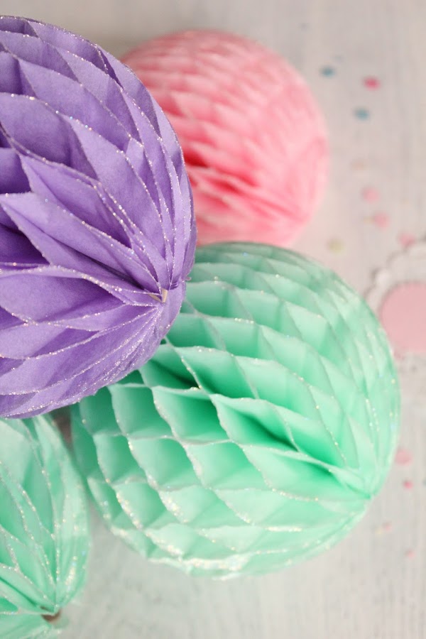 Bolas de papel nido de abeja decoradas