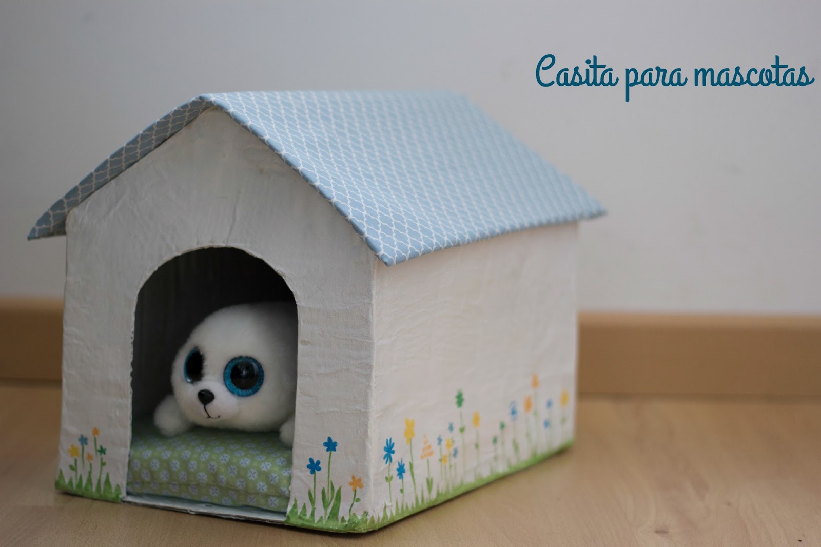 De puntadas y otros enredos Casita de cartón para mascotas. Tutorial