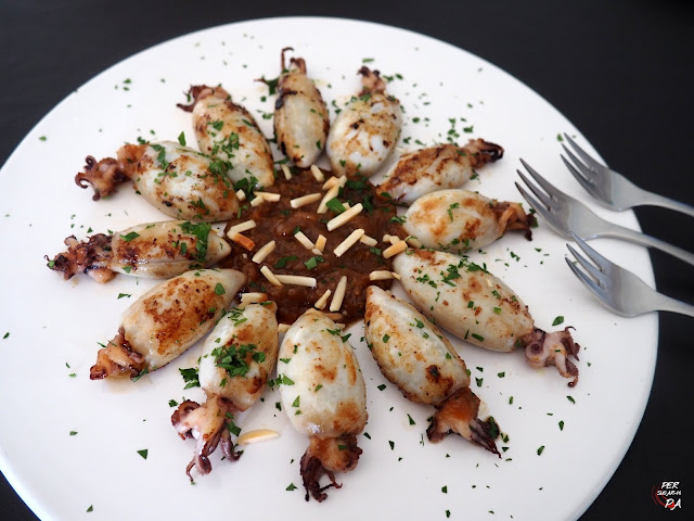 Los tradicionales calamares encebollados en una nueva versión, tamaño chipirón y rellenos de cebolla caramelizada.