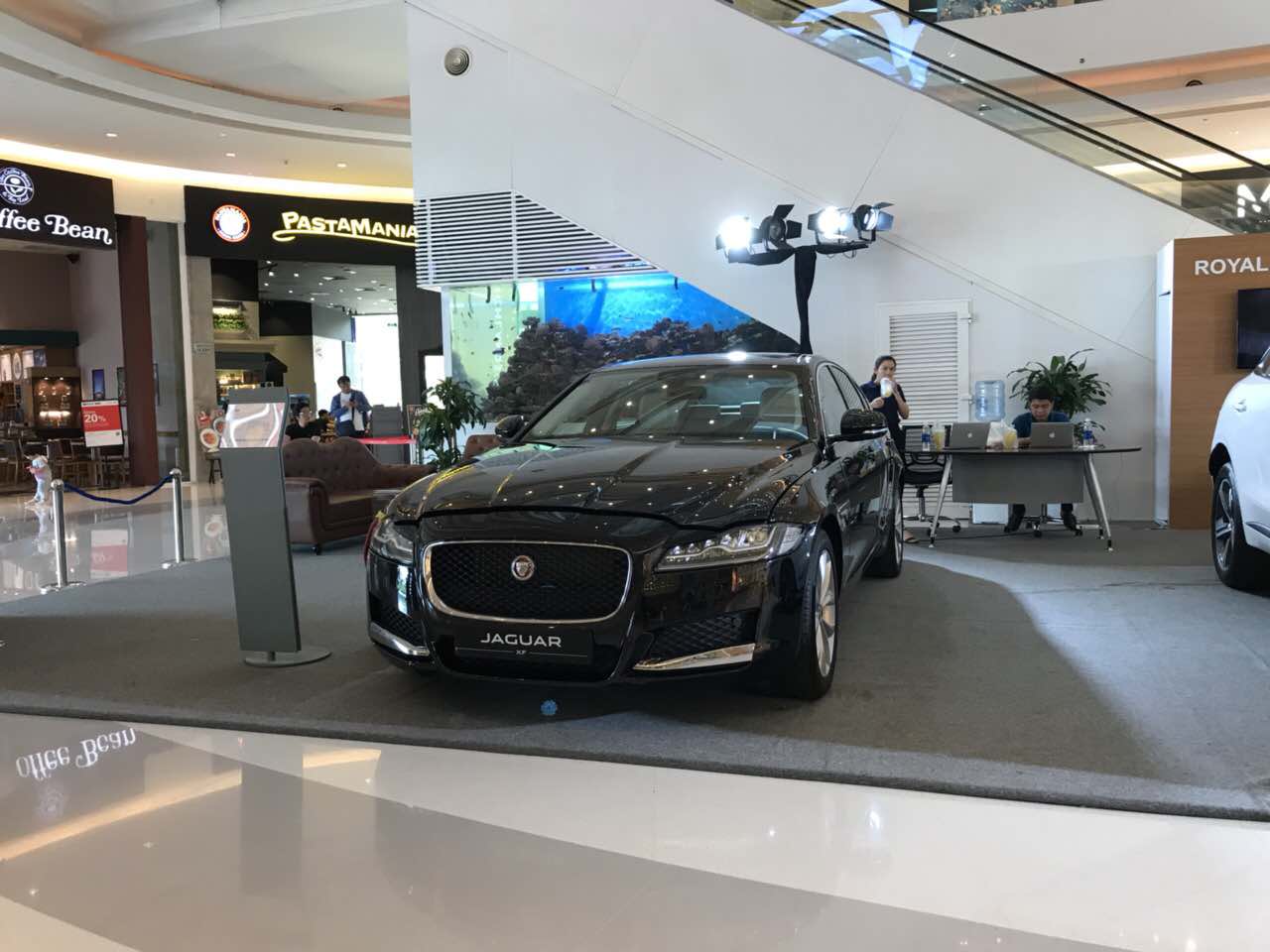 Jaguar Land Rover Tại Quận 7 Crescent Mall Phú Mỹ Hưng