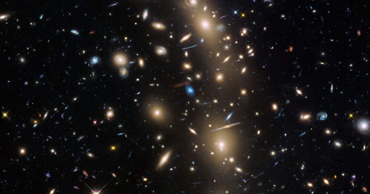 ハッブル望遠鏡のレンズが捉えた世紀の彗星